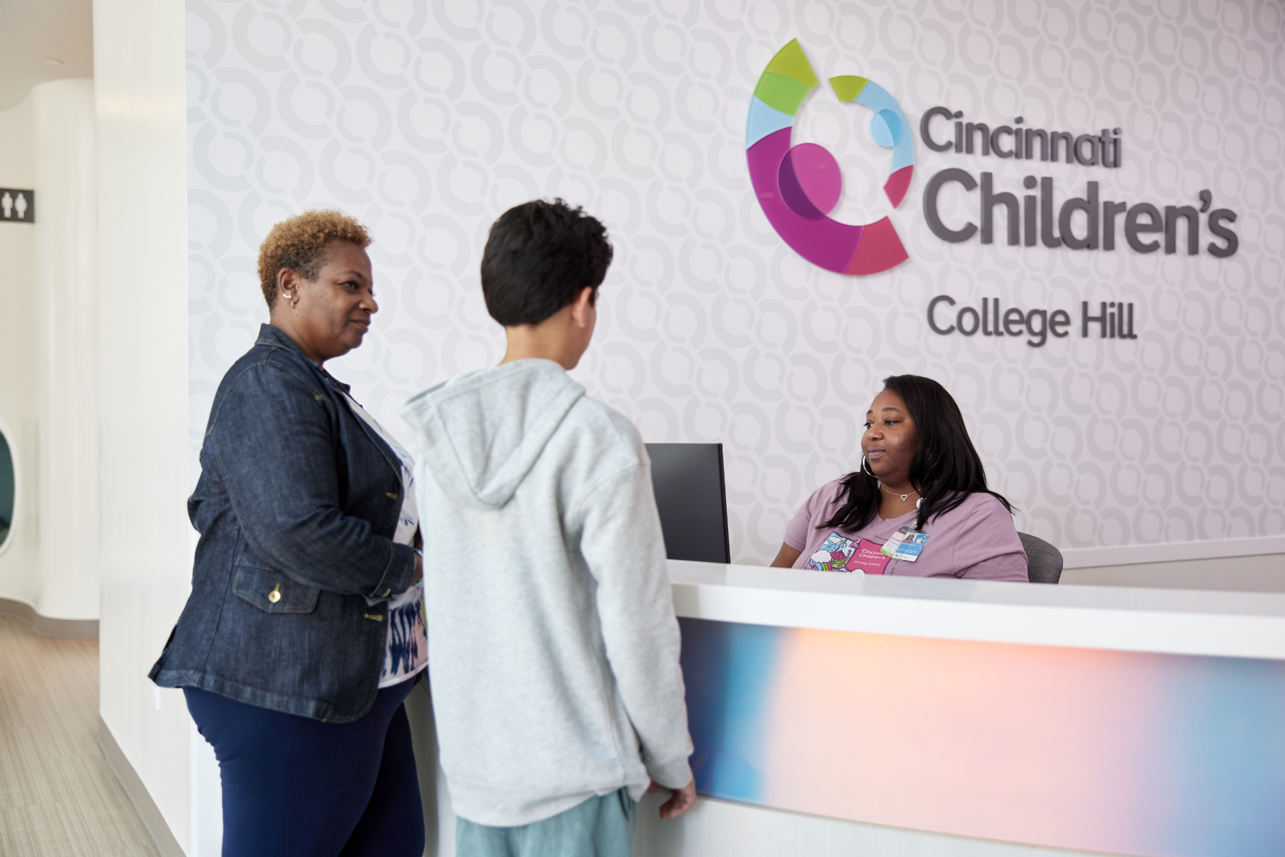 photo of an adult and adolescent entering the Cincinnati Children's College Hill facility