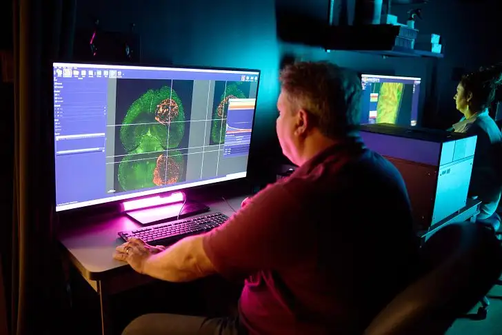 Photo of Matthew Kofron, PhD, director of the Bio-Imaging and Analysis Facility, and Sarah McLeod, Shared Facilities administrator, in the Bio-Imaging and Analysis Facility