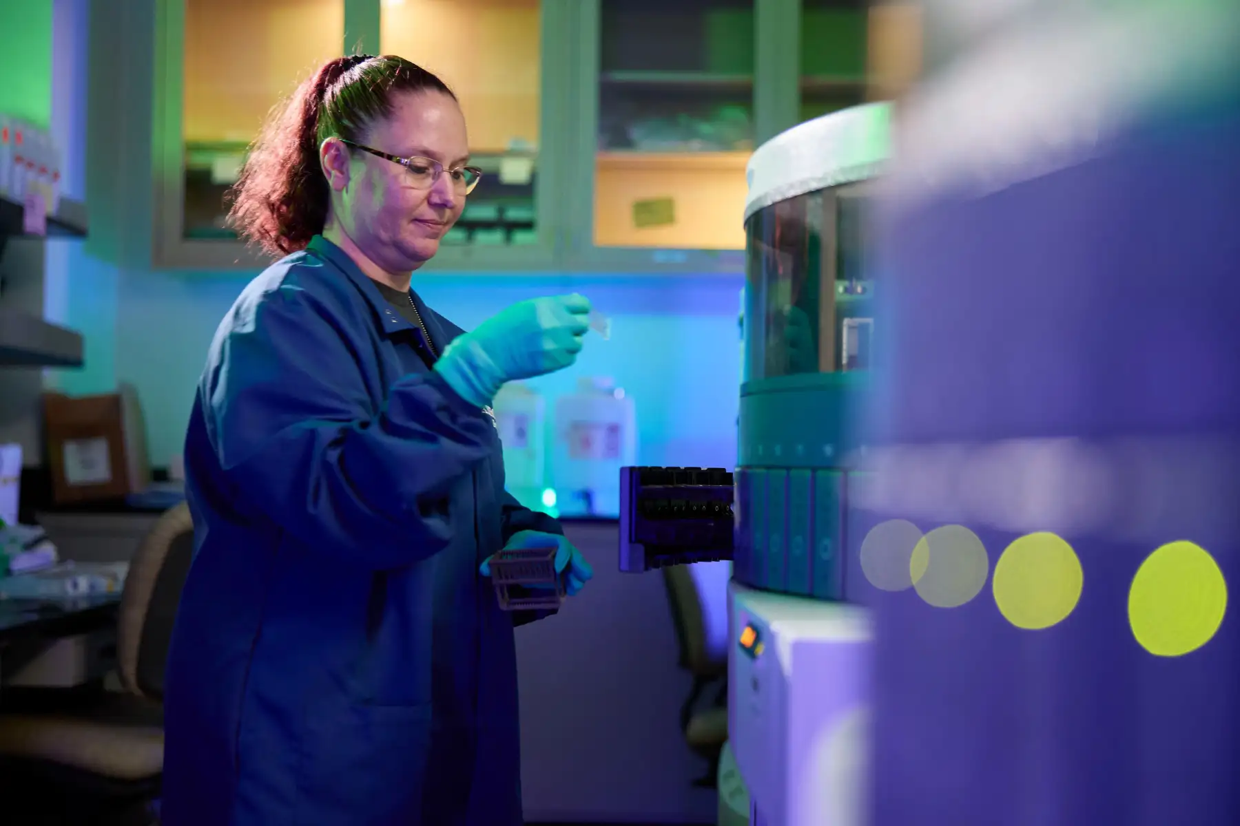 Photo of Betsy DiPasquale working in the Cincinnati Children's Integrated Pathology Research Facility
