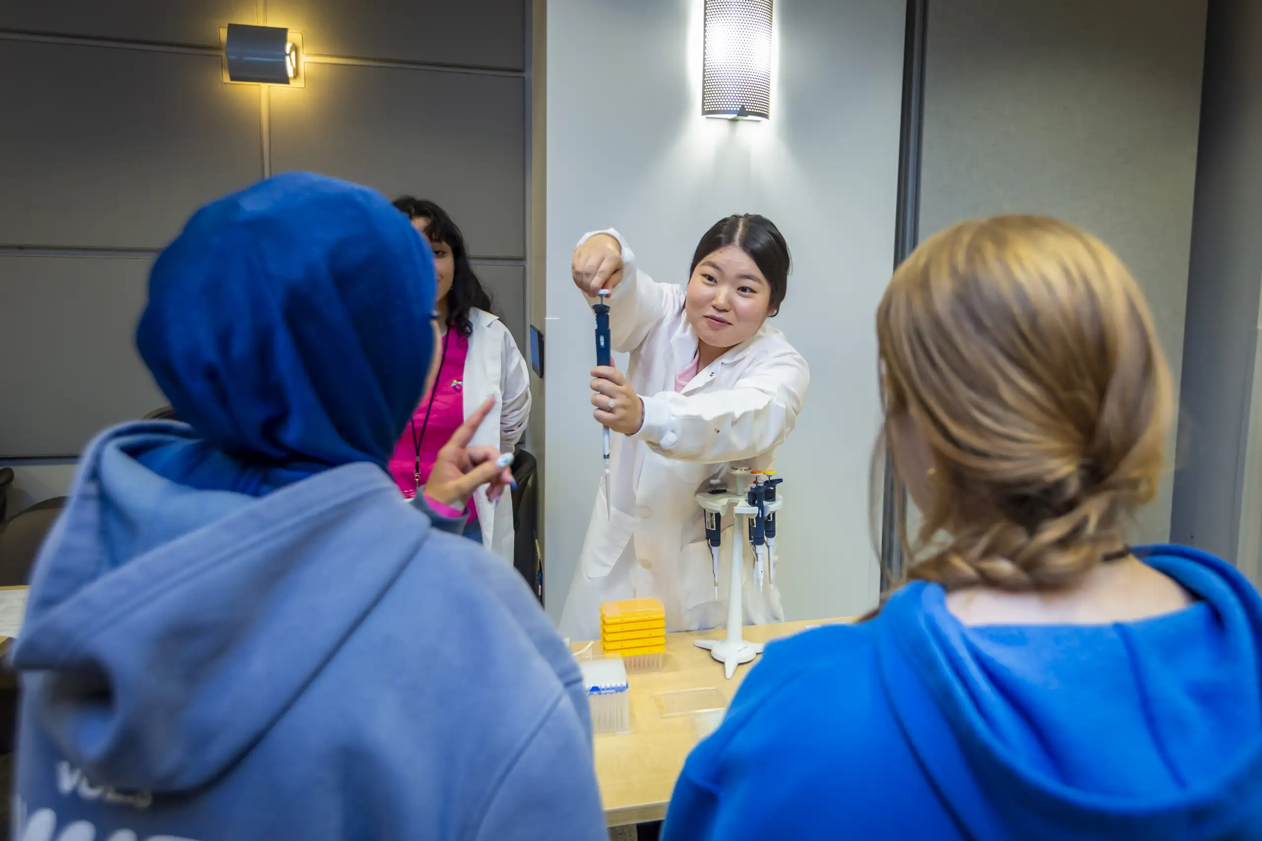 Students meet with Cincinnati Children's researchers